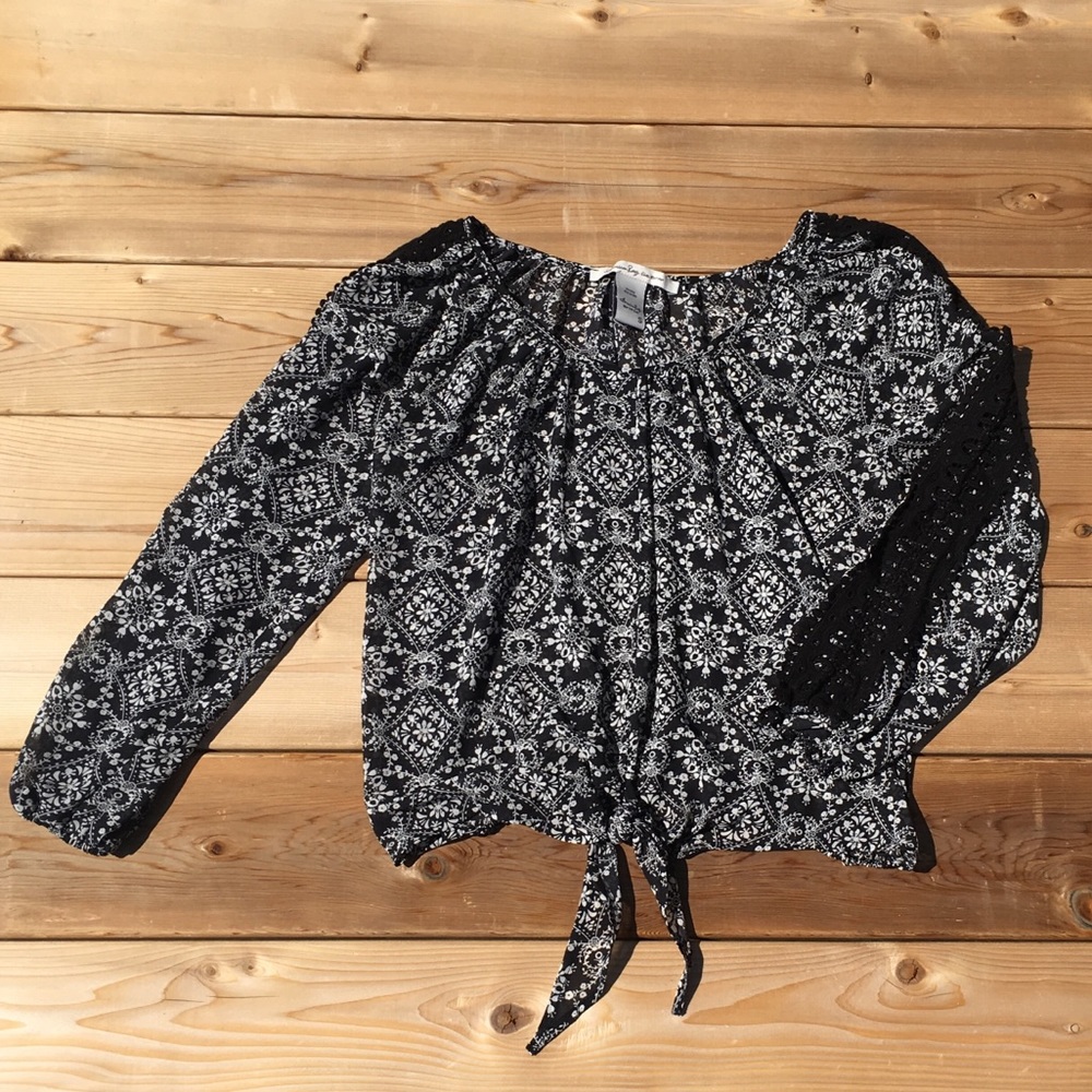 American Rag Black/white pattern blouse sheer tie